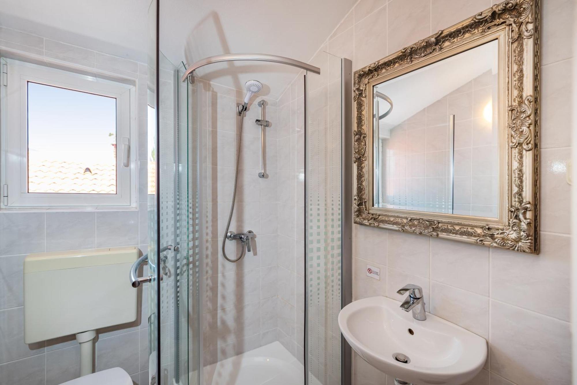 Kod Lovrica Apartment Vir